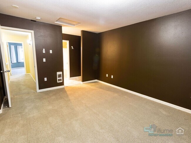 Building Photo - 5215 SE Pardee St