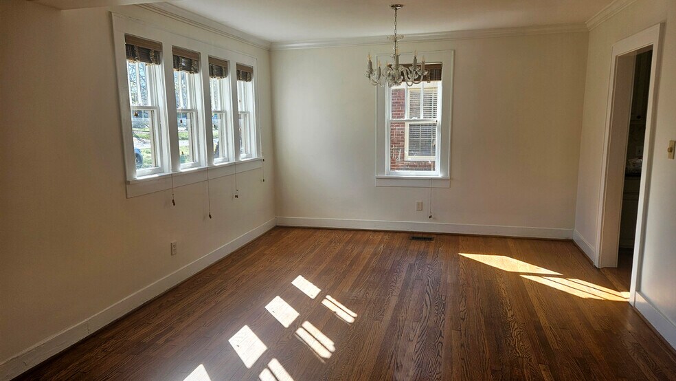 Building Photo - 2610 Woodlawn Dr