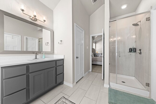 Building Photo - Upscale Living!