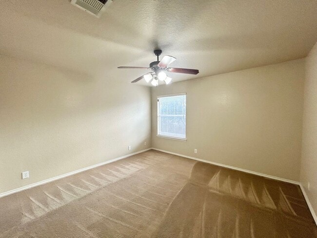 Building Photo - 4 Bedroom / 3.5 Bathroom beautiful house f...