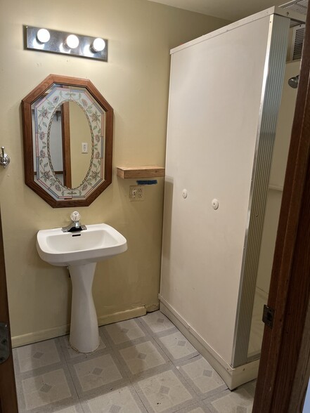 Building Photo - 220 Center St