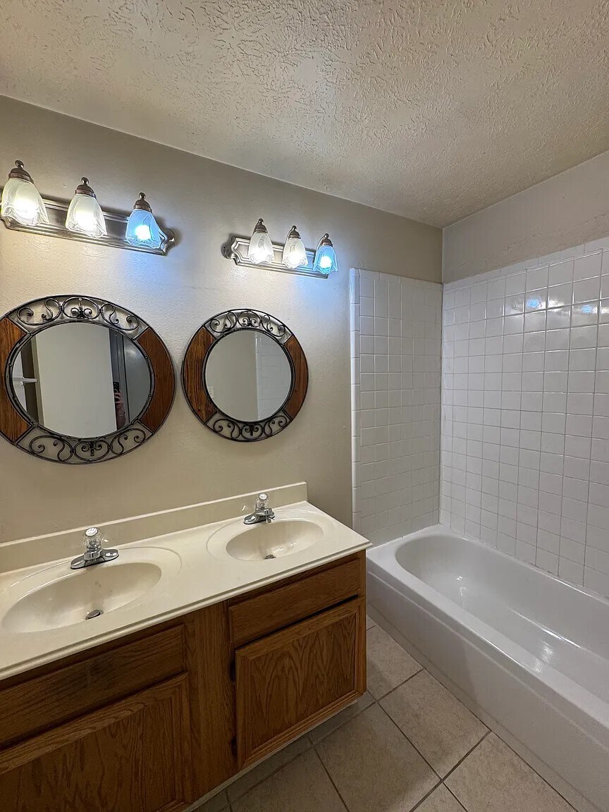 Building Photo - 4619 Trevor Hill Dr