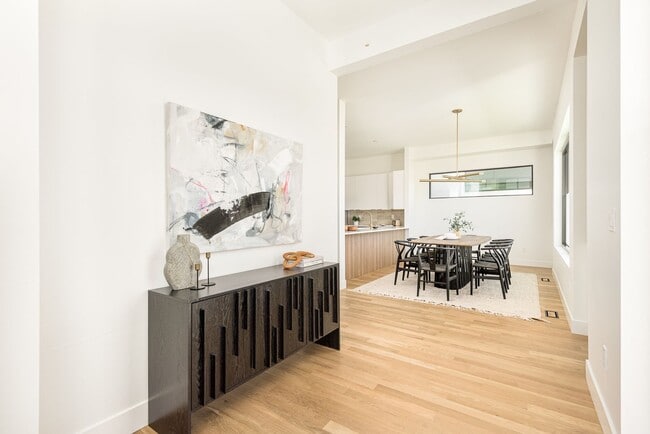 Building Photo - LUX 3BD, 4BA Sunnyside Home with Office and 2-Car Garage