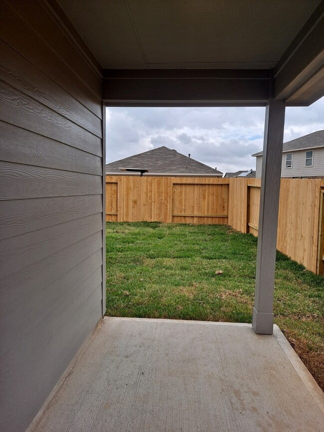 Building Photo - 24058 Kentwood Springs Dr