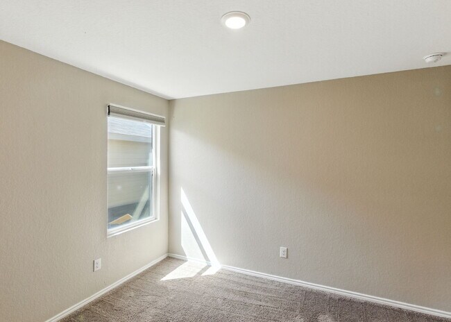 Building Photo - "Charming 3-Bed, 2-Bath Retreat in New Bra...