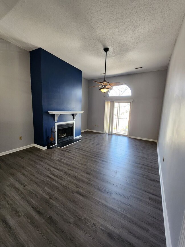 Building Photo - Top Floor Condo in Gated Community!