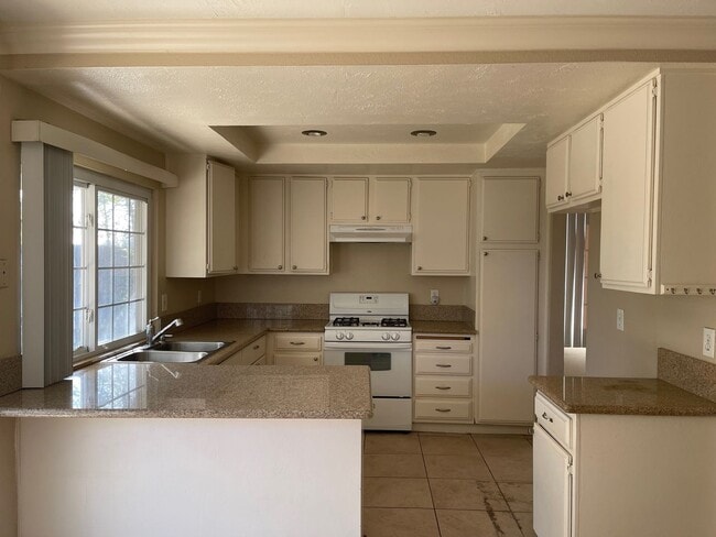 Building Photo - 3 BEDROOM 2 BATH HOUSE WITH 2 CAR GARAGE $...