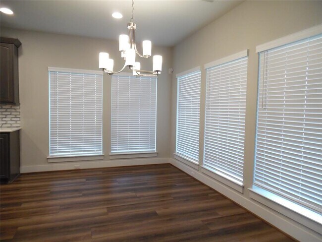 Building Photo - 225 Eagle Ford Dr