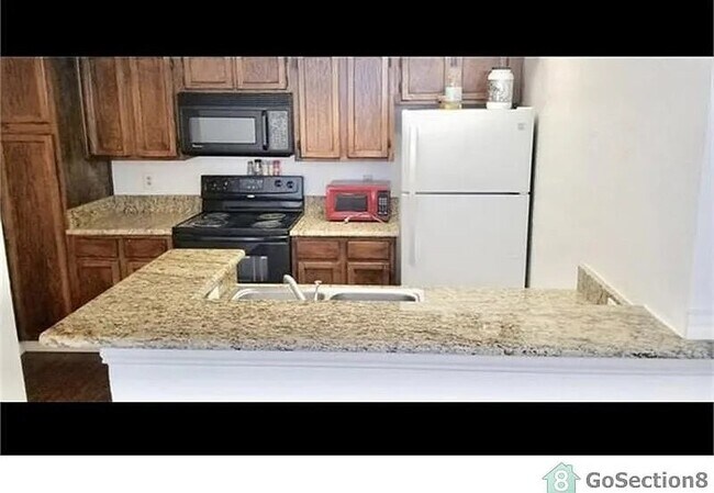 Building Photo - 9815 Walnut St