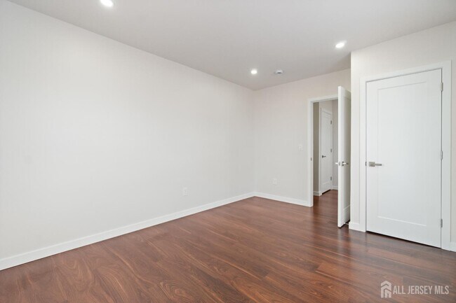 Building Photo - 826 George St