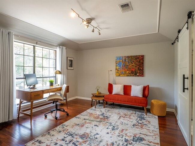 Building Photo - 2110 Wychwood Dr