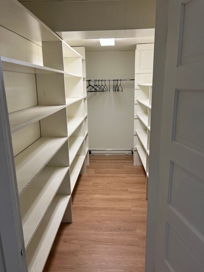 Building Photo - 841 Red Apple Rd