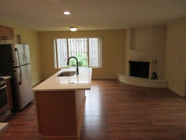 Building Photo - Great Three Bedroom Close South Salem