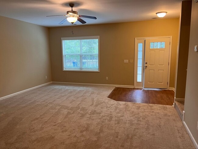 Building Photo - Lovely 3 bedroom Townhouse