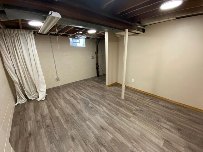 Building Photo - Remodeled 3 Bedroom 1.5 Bath Townhome with Full Basement