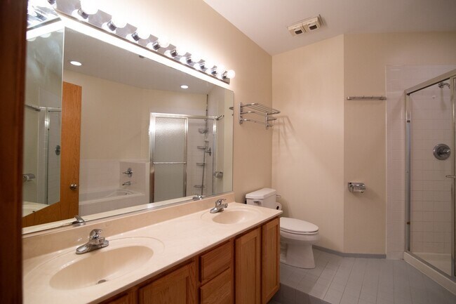 Building Photo - 910 S Michigan Ave