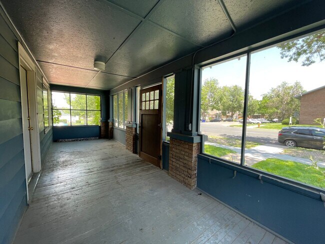 Building Photo - AVAILABLE NOW!! Move-In Special! Half Off ...