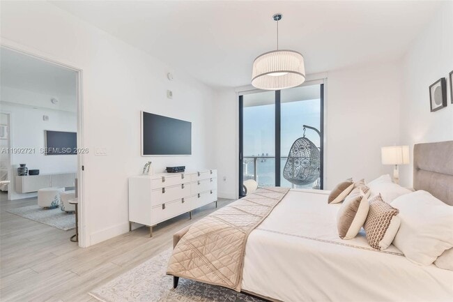 Building Photo - 1010 Brickell Ave