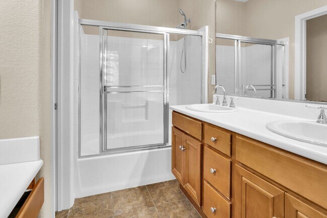 Building Photo - Beautiful townhome in Mission Valley!  Ava...