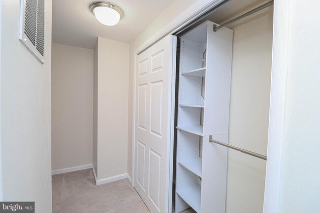 Building Photo - 1738 Farmington Ct