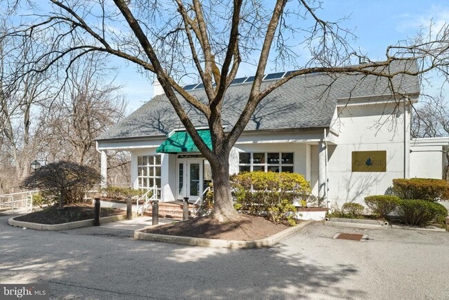 Building Photo - 1640 Oakwood Dr