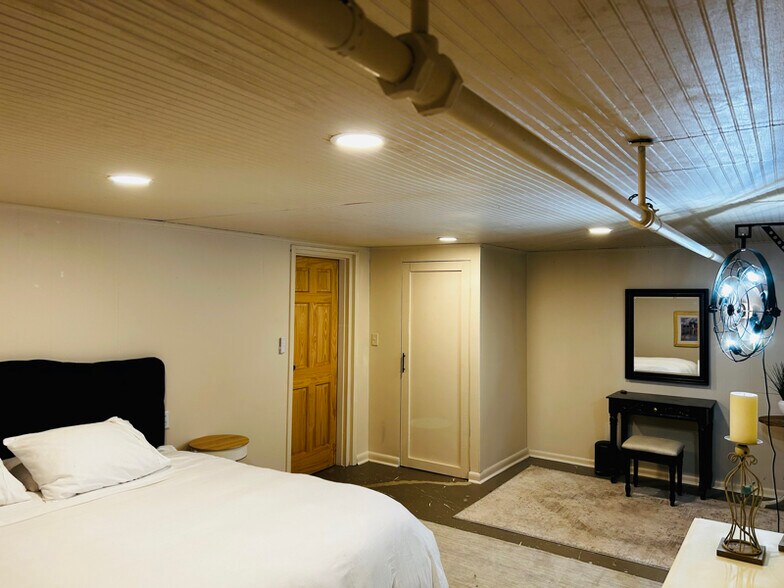 Building Photo - 10166 Glebe Rd