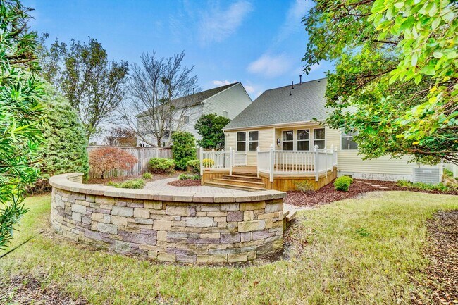 Building Photo - MUST SEE!! 3-Bedroom Home in Bay Breeze Point! Vaulted Ceilings - 1st Floor Primary Bedroom - Att...