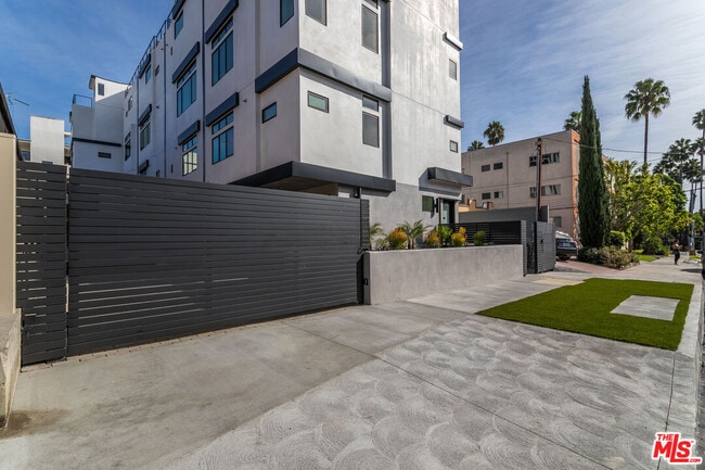 Building Photo - 1320 N Vista St