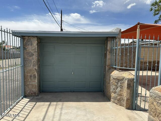 Building Photo - 4222 Pershing Dr