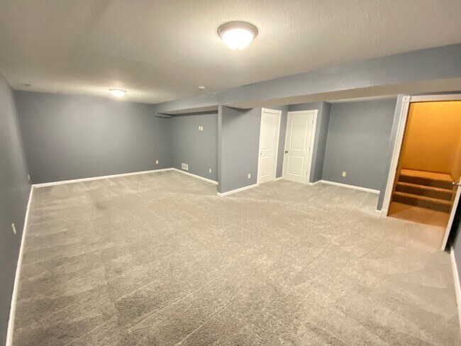 Building Photo - Four bed/2.5 bath townhome for August 2026!