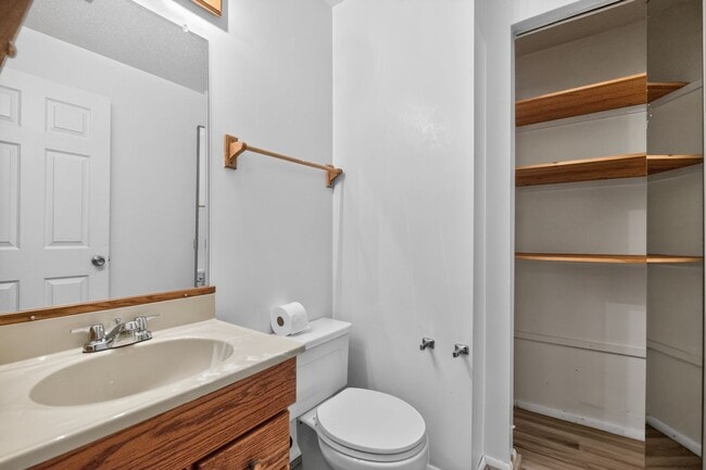 Building Photo - Bright and spacious 4Bd/2.5Bth haven located in a peaceful cul-de-sac!
