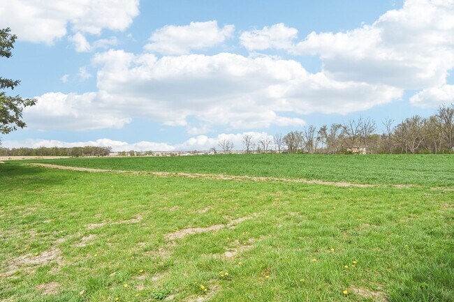 Building Photo - 1406 Busse Rd