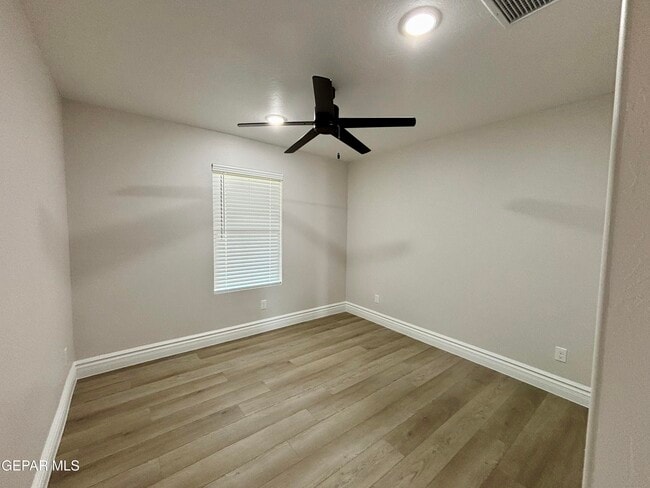 Building Photo - 2633 Dunoon Dr