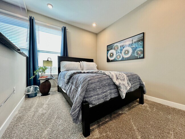 Building Photo - 4 Bedroom, Luxury living in premium locati...