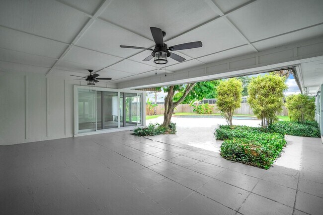 Building Photo - 1424 SW 13th Dr