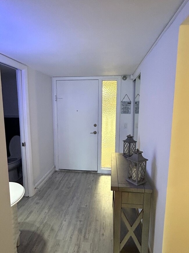 Building Photo - Updated 1 Bed/1.5 Bath Near the Beach! Great Amenities