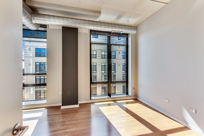 Building Photo - SW CORNER 2 BED / 2 BATH CONDO IN UNIVERSI...