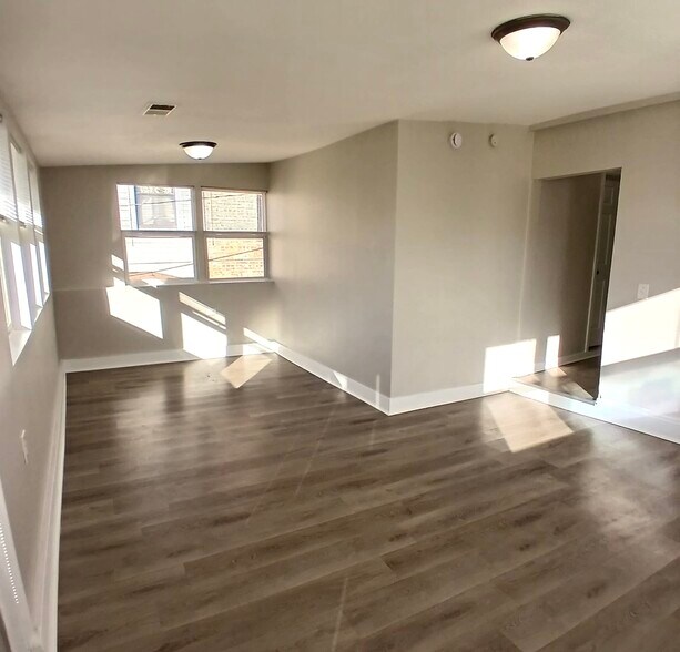 Building Photo - 2108 N Keeler Ave