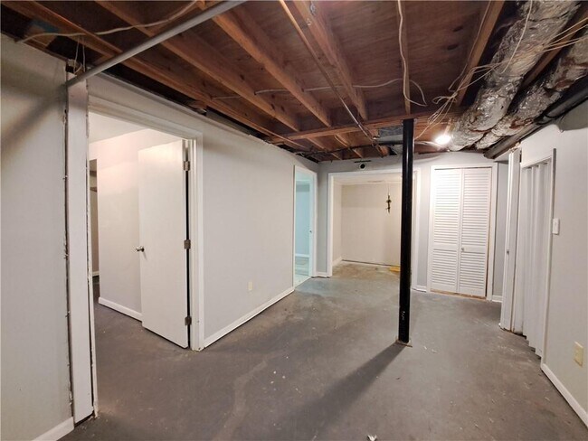 Building Photo - 844 Chandler Dr SW