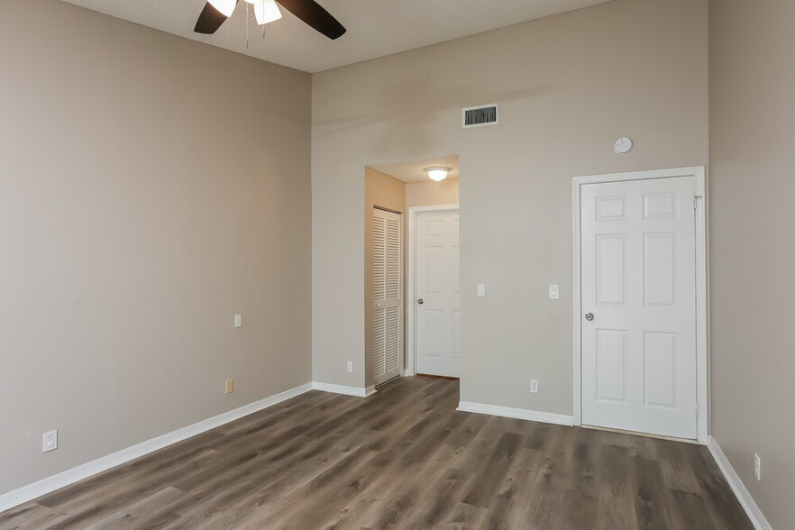 Building Photo - 11117 Lakeaire Cir