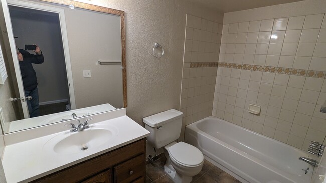 Building Photo - NICE 2-BEDROOM, 2-BATHROOM TOWNHOME WITH F...