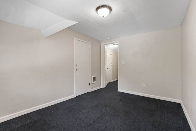 Building Photo - Renovated 5 Bed, 2 Bath House + Office EWU Off Campus Housing! AVAILABLE 7/20!