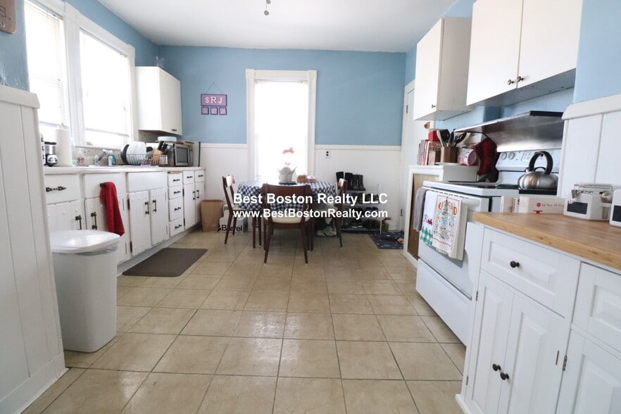 Building Photo - 338 Main St