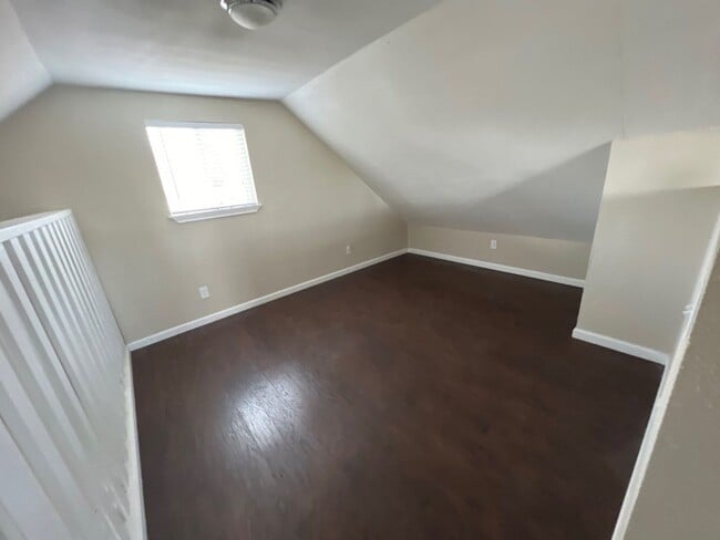 Building Photo - 627 E 14th St