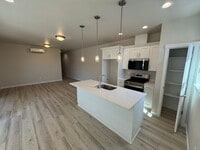 Building Photo - 1420 SE Hankel St
