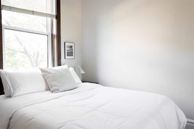 Building Photo - 1542 N Oakley Blvd