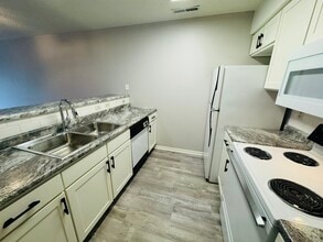 Building Photo - 395