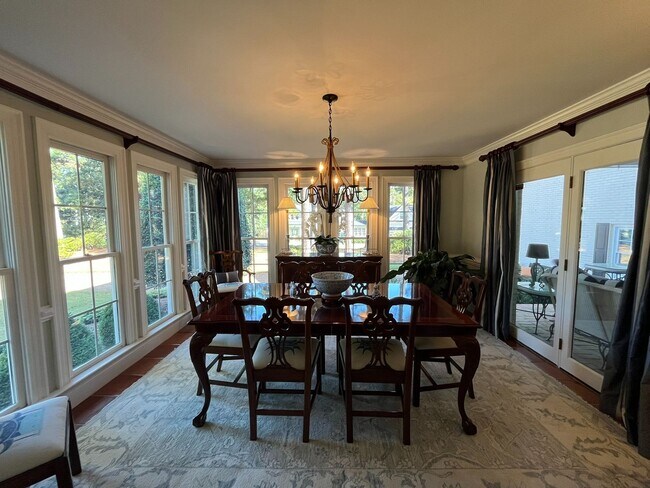 Building Photo - Incredible 5BD, 4.5BA House in Downtown Ra...