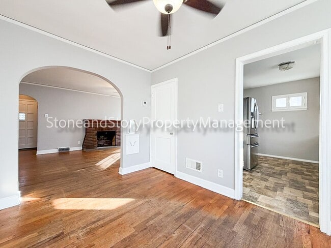 Building Photo - Large 2 story home in Oakland with large garage