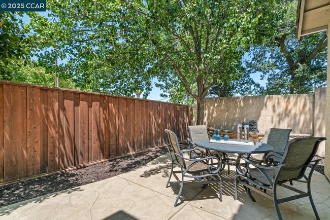 Building Photo - 179 Foxglove Ln